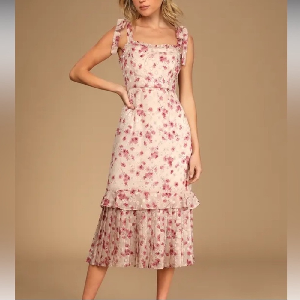 Lulu’s Terrace Views tiered dress in Taupe